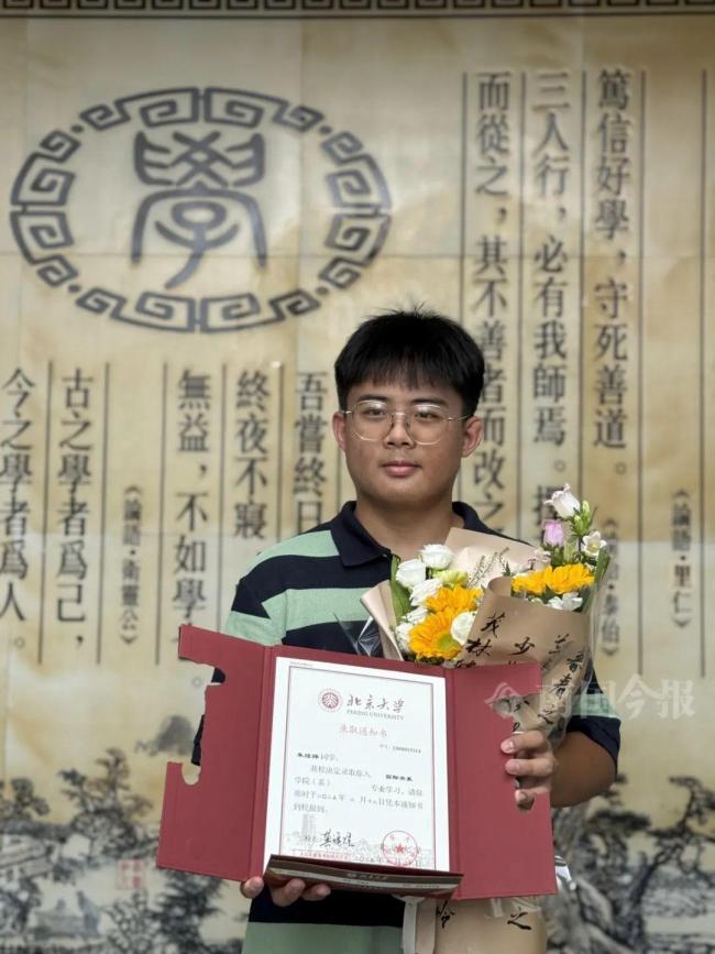 快递员爸爸亲手给儿子送上录取通知书 最幸福的快递
