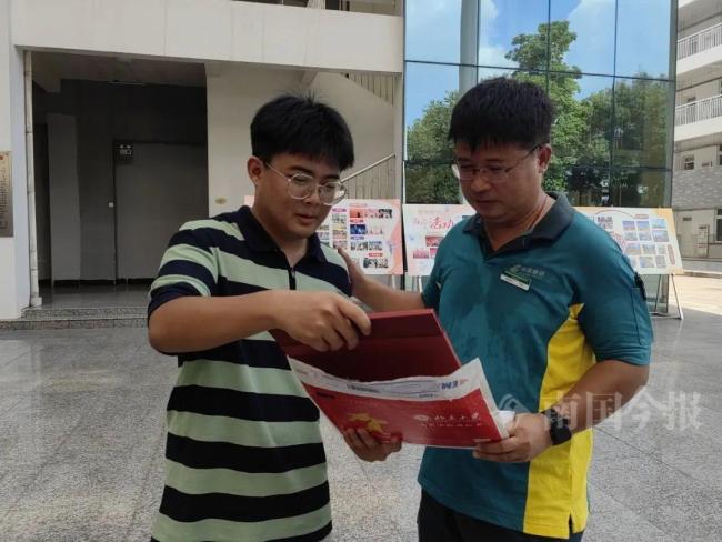 快递员爸爸亲手给儿子送上录取通知书 最幸福的快递