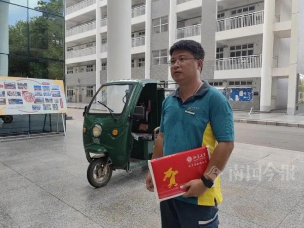 融可赢配 快递员爸爸亲手给儿子送上录取通知书 最幸福的快递